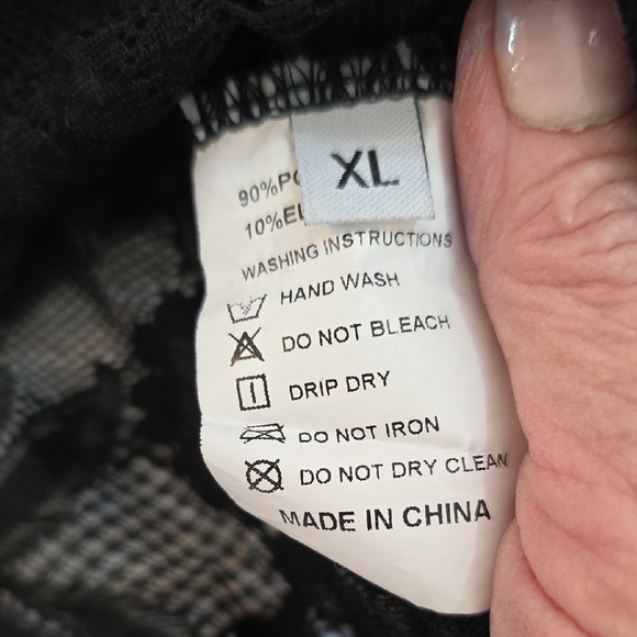 Elegant Black Lace Blouse - Picture 8 of 8